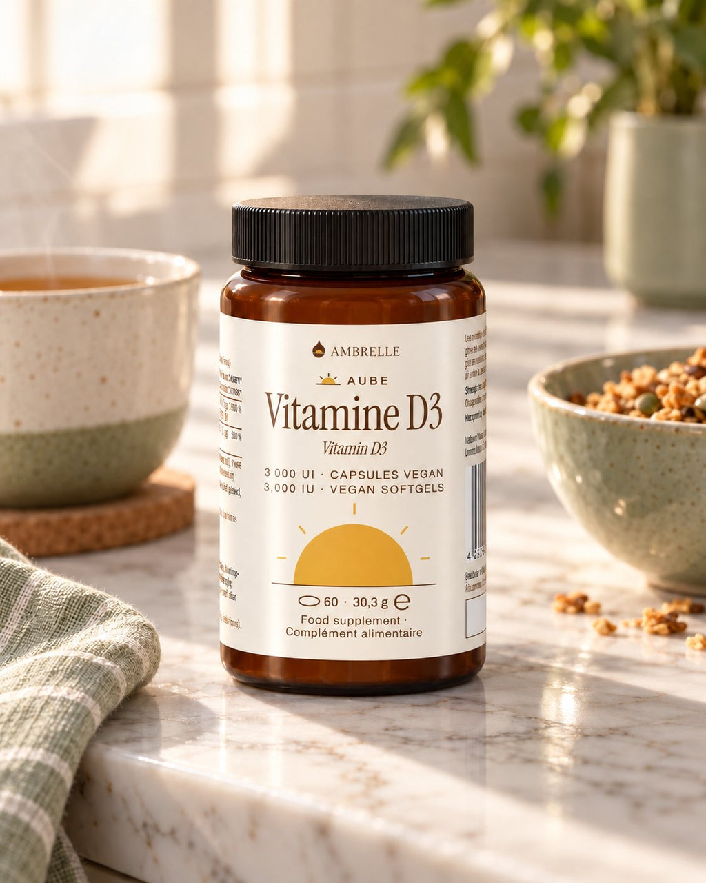 Vitamina D3 3.000 UI AMBRELLE su un piano di marmo in cucina a colazione, accanto a una tazza di tè